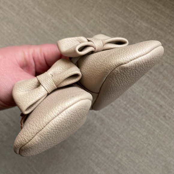 First Steps Cream Colored Moccasins with Bows Size 3 - Picture 4 of 5